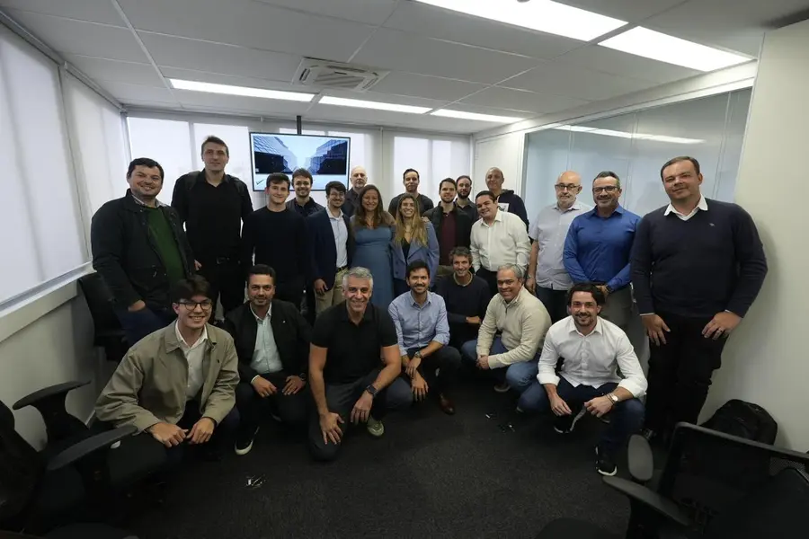 Turma reunida em sala de reunião