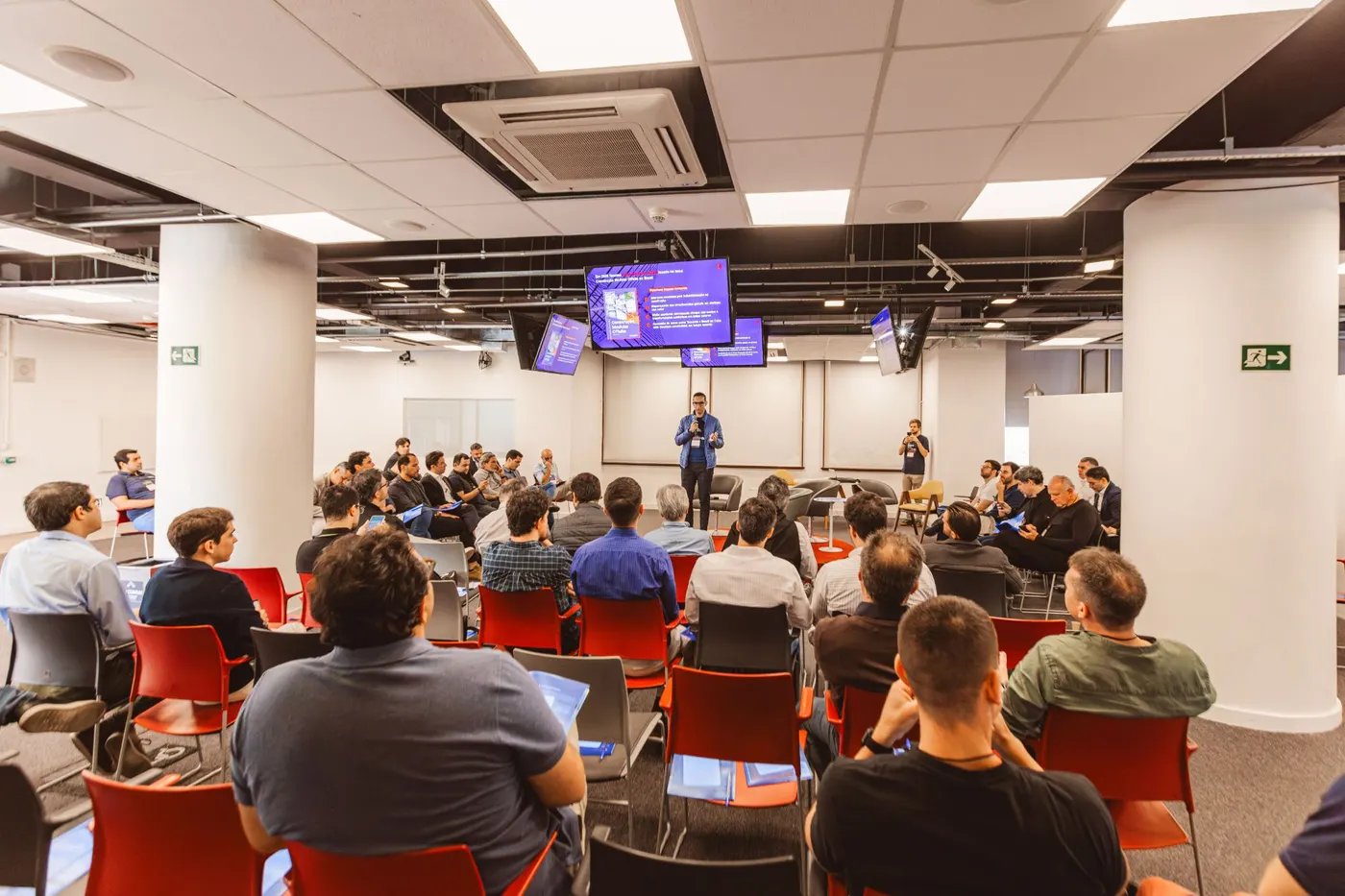 Bruno Loreto apresentando para a turma do Bootcamp