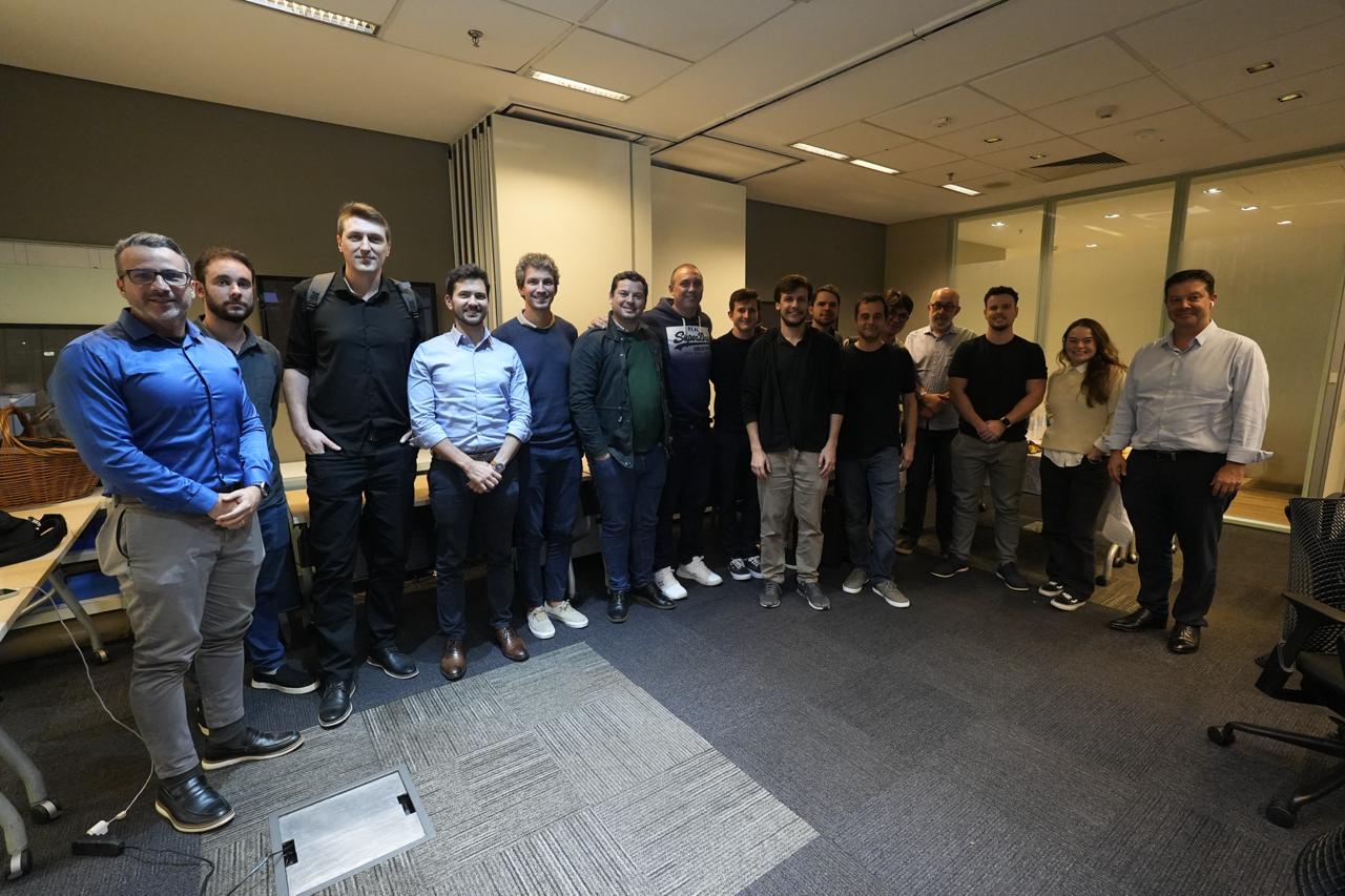 Grupo na sala de reunião com gestora